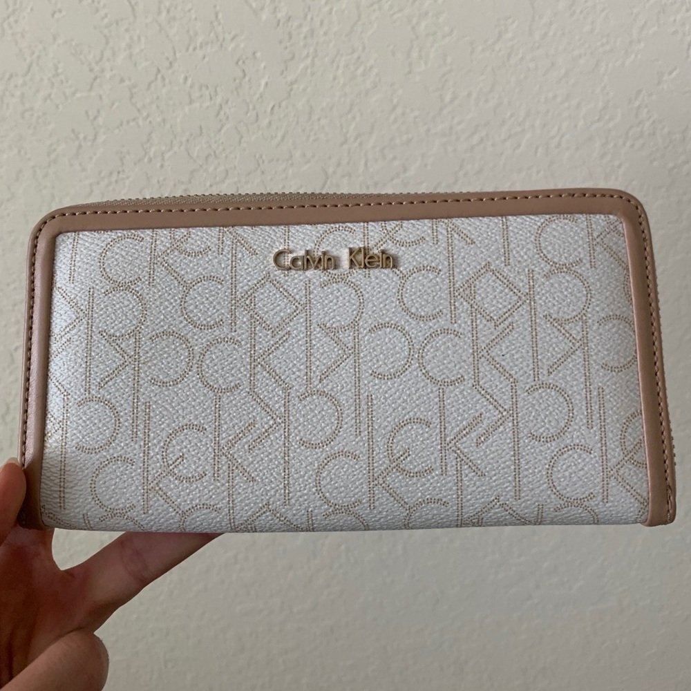 Trendy and cute white Calvin Klein wallet 🌟